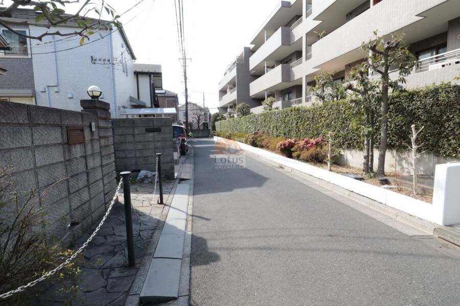 ヴィルヌーブ鷺宮外観44｜低層4階建てならではのゆとりあるスケール感が、日々の生活を穏やかに包み込んでくれます。生垣や花壇の緑が目線を和ませ、四季折々の彩りも楽しめる環境です。