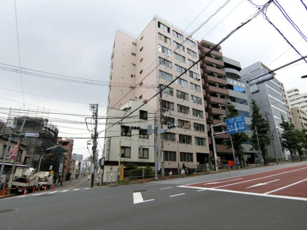 ハセガワハイツ外観共用部7｜ハセガワハイツの南西からのファサードです。こちらは不忍通り面です。