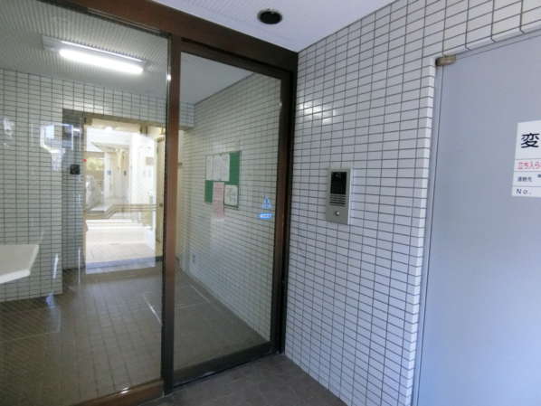 キャッスルマンション千早町外観共用部5｜エントランスに入ってみましょう。オートロックになっていますので安心です。