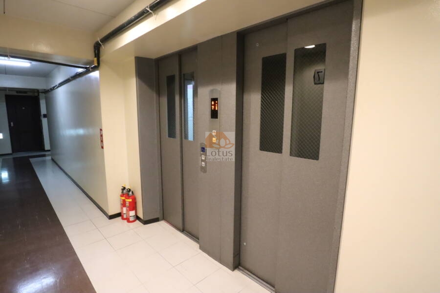 ワコー王子マンション共用部6｜エレベーターは2基あります。以前はシルバーだったようなので、ここもチョクチョクと手直しをされているのがわかります。