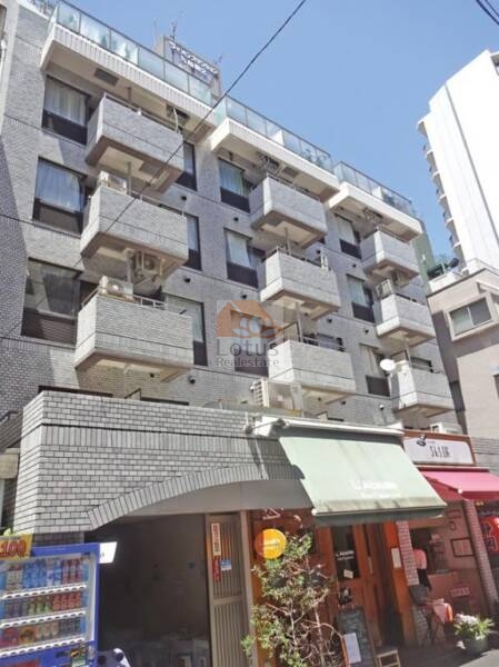ライオンズマンション九段第２は、昭和56年築・地上8階建の建物で、千代田区九段南の穏やかな街並みに溶け込む落ち着いた佇まいです。歴史ある文教エリアに調和し、静かな風格を感じさせてくれます。