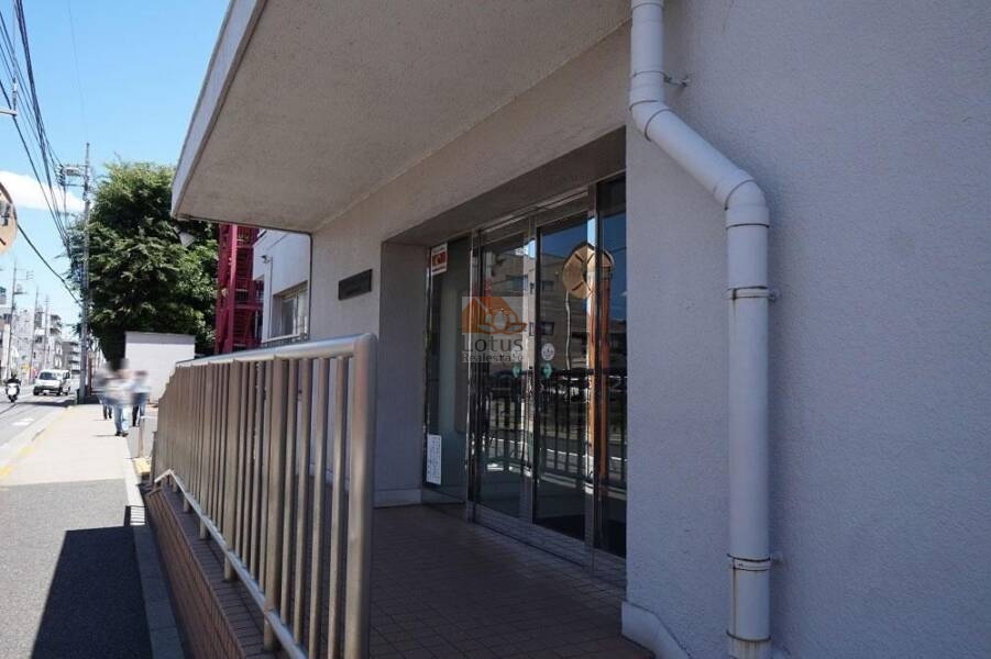 石神井公園マンション2117｜エントランスは富士街道側にあります。