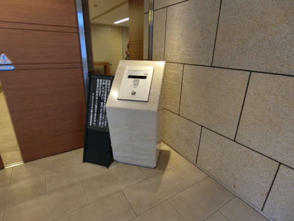 クレストフォルム東大島外観共用部6｜エントランスはオートロックとなっています。