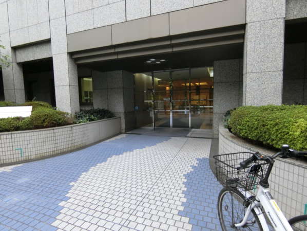 アイタウンレピア外観共用部1｜アイタウンレピアのエントランスです。新宿の高層ビル街に溶け込むフォルムですが、共同住宅ですので、エントランスは威張った感じはしません。エントランスに入ると左手に管理人さんの詰め所がありました。