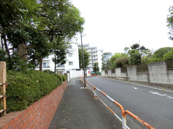 日商岩井竹の塚マンション外観共用部7｜日光街道から住宅地に入ったところにありますが、実は敷地の一部はこの大通りに面しています。写真は大通りから入口の様子です。