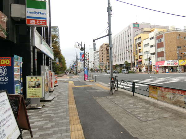 南砂住宅アプローチ3｜東陽４丁目という交差点には信号もあります。このまままっすぐ行ってもいけますし、ここを左折してもいけます。今回は左折してみます。