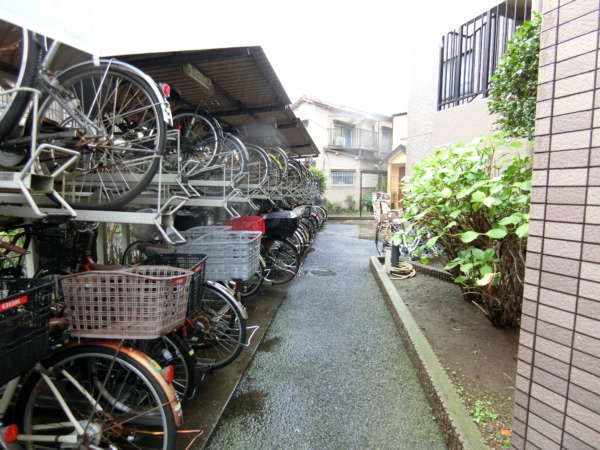 ダイアパレス東陽町２外観共用部4｜駐輪スペースは建物の裏側に設置されています。建物の裏はＪＲの越中島支線になっています。この線路は