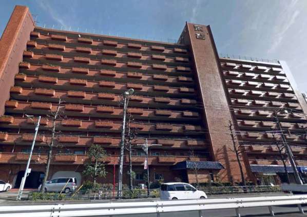 高井戸永谷マンション外観２｜高井戸永谷マンションは環状八号線通り沿いにあり、「高井戸」駅から徒歩１分です。昭和４９年築、１１階建ての大規模マンションです。