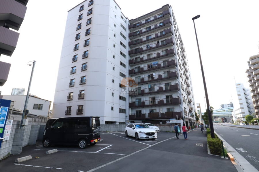 ワコー王子マンション外観2｜王子駅南口からのアプローチになります。南口は、華やかな繁華街の中央口・北口と異なり、住宅がメインのロケーションとなっています。