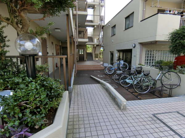 グリーンパーク西保木間外観共用部7｜すぐ館銘板とともに物件の共用入口が見つかると思います。