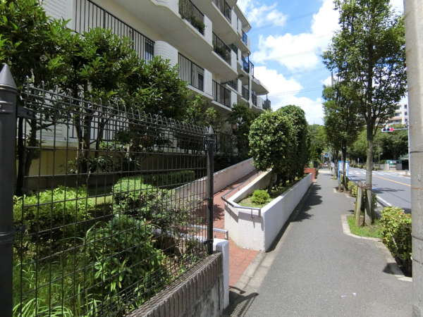 葛西第１スカイハイツ外観共用部4｜エントランス脇にはスロープが設置されており、車いすなどの方にも対応します。