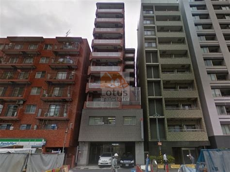 勝どき黎明マンション外観1｜勝どき黎明マンションの外観はブラウン系のタイル張りで、都市の景観に馴染みつつも落ち着きのある佇まいを保っています。隅田川や清澄通り至近の利便性と、レトロ感あるデザインが調和しています。