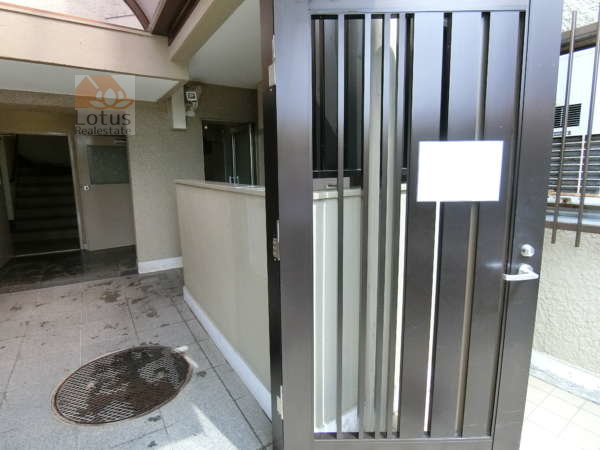 中野本町マンション外観共用部4｜監視カメラも設置されていてセキュリティにも配慮されています。