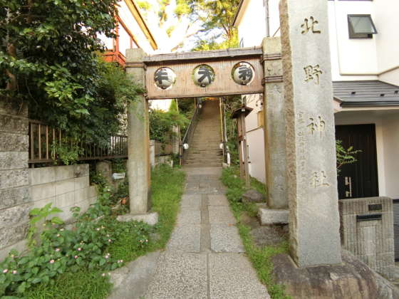 春日タウンホーム外観共用部9｜敷地の西側の神社の入り口です。神社の入り口ですので、もちろん鳥居となっています。