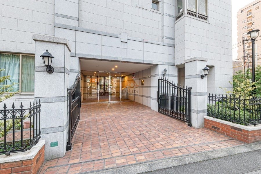 クリオタワー大塚台エントランス1｜エントランスは、春日通りに面して堂々と構えています。道路沿いの活気を感じながら、重厚感のあるエントランスをくぐる瞬間、都市に暮らす歓びを改めて感じています。