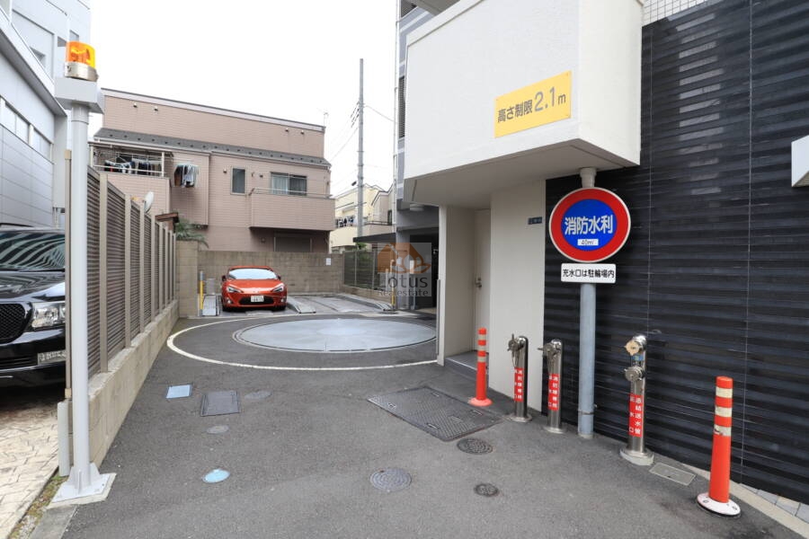 ライオンズ三ノ輪フェアマークス共用部 (1)｜裏手に駐車スペースがあります。