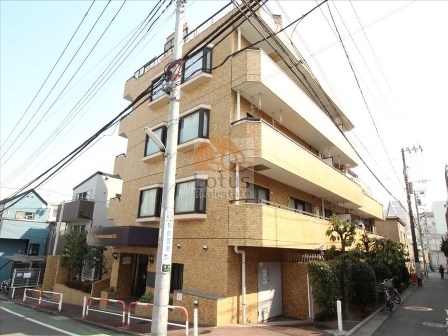 ライオンズマンション板橋第３は、落ち着いたタイル貼りのファサードが街並みに自然と溶け込んでいます。歩道沿いに植栽が整えられ、管理体制の良さが日々の暮らしに安心感を与えてくれます。駅から少し歩く静かな住宅地にありながら、ふらっと散歩に出かけたくなるような穏やかな雰囲気が漂っています。