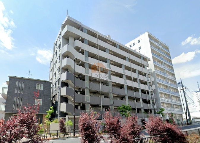 親水公園第２ダイヤモンドマンションは、平成21年築、8階建てのマンションです。低層から高層までバランスよく連なるバルコニーが、住まいの表情を整えています。休日の午前中、青空の下でバルコニーに出ると、向かいの緑と風が心地よく吹き抜けていきます。