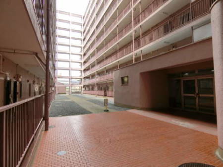 日商岩井綾瀬マンション　エントランス5｜共用スペースです。日当たりがいいと明るくなりおそうです。