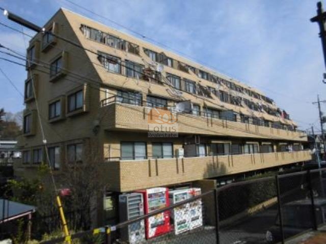 ルミネ方南町の外観。落ち着いたベージュのタイル貼り外壁を持つ5階建の建物で、各住戸には十分な採光が確保されています。建物の前には自動販売機が設置され、暮らしの中でちょっとした利便性を感じさせる景観でした。ルミネ方南町は、昭和60年築、5階建てのマンションです。南側に善福寺川があり、日当たり・風通しの良いマンションです。