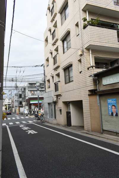 朝日プラザ中野弥生町外観共用部3｜南西側の住宅街の画像です。