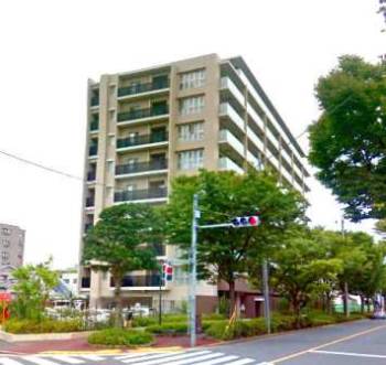 width=｜富士公園に隣接したマンションです。富士公園はアスレチックやバーベキュー場がある緑豊かな公園です。自然が豊富ですが、周辺にはコンビニ、ドラッグストア、スーパーもあります。ペット飼育可なのもうれしいです。