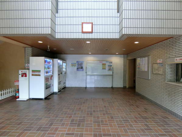 コープ野村大島外観共用部6｜エントランス内部の様子。右側が管理人さんの詰め所です。