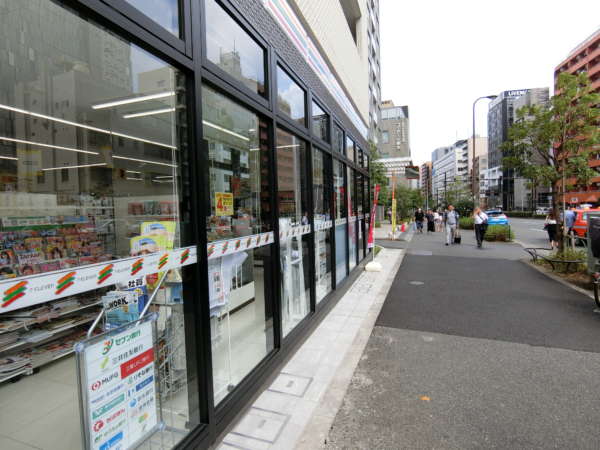 グリーンヒル新宿アプローチ4｜セブンイレブンの脇を通ります。