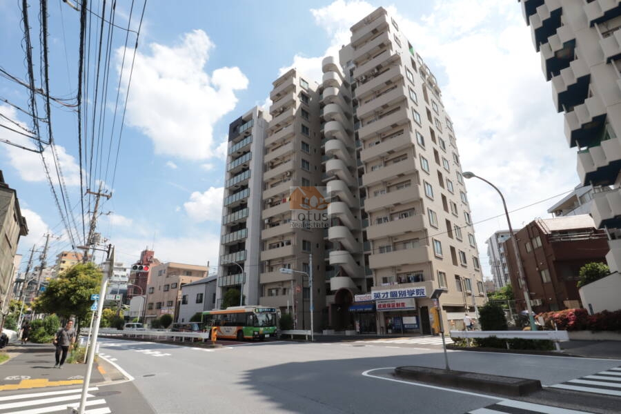 グリーンパーク三ノ輪外観1｜ＳＳＫグリーンパーク三ノ輪は平成3年築、13階建てのマンションです。明治通りに沿いに立地します。