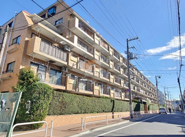 6階建てのブラウン系タイル貼りの外観が、落ち着いた街並みに馴染んでいます。
通学帰り、植栽沿いの歩道を歩くたびに、「この道を通って帰る日常が続いてほしいな」とふと思ってしまいます。郊外らしい静けさの中で、112戸の暮らしがしっかりと守られている感覚が伝わってきます。