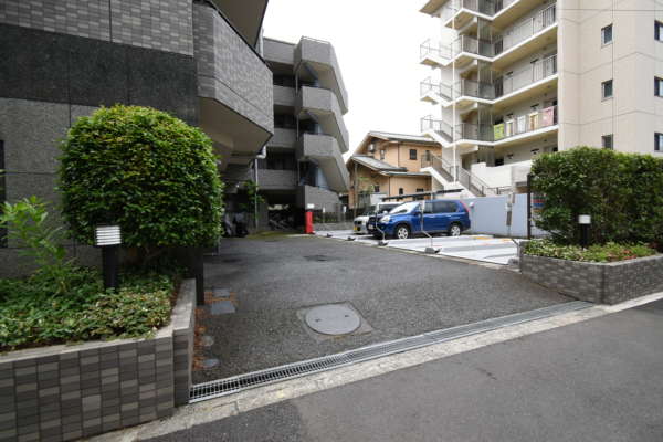 ライオンズガーデン葛西外観共用部2｜建物向かって右手は駐車スペースとなっています。
