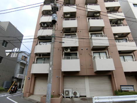 野方サニーハイツ外観共用部2｜物件は環七に面したところにありますので、率直には音の印象もうけます。ただ、アンダーパスで潜ったところですので、いくらか影響は和らいでいました。