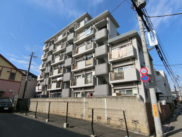中野南台第１ローヤルコーポ外観・共用部2｜中野南台第１ローヤルコーポは昭和46年築、６階建てのマンションです。エレベーターはありません。周辺は閑静な住宅地です。