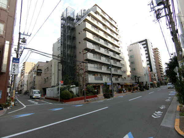 入谷松が谷マンションアプローチ6｜すぐ物件があります。