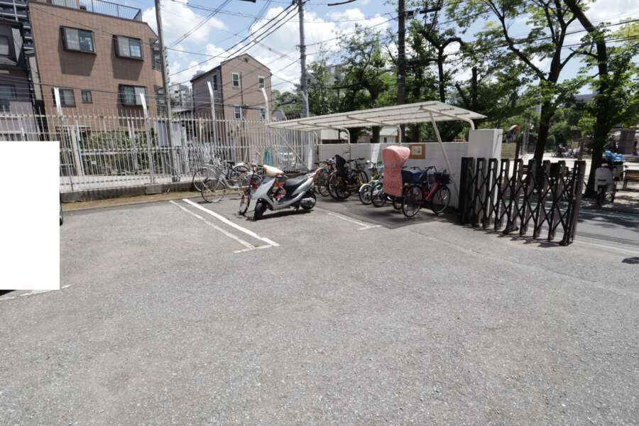 パークサイドマンション共用部2｜エントランス前の駐輪場です。