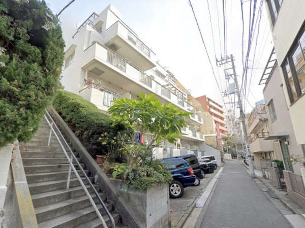 エルアルカサル渋谷外観１｜エルアルカサル渋谷は昭和５５年築、7階建てのマンションです。京王井の頭線「神泉」駅から徒歩１分です。山手線「渋谷」駅からも徒歩１０分ほどです。周辺は飲食店が数多くある立地です。