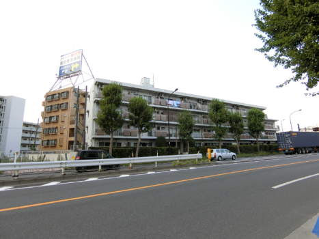 メゾンドール野方外観・共用部3｜道路にワイドに面したファサードが特徴です。４階建ての低層が特徴です。写真では見えませんが、撮影者の背中側（つまりマンションから見ると道路の反対側）という近くにスーパー（西友）があり便利です。