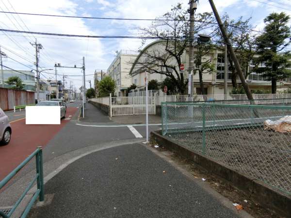 日商岩井竹の塚マンションアプローチ10｜すぐ路地に出ますので、これは右です。小学校の敷地ですのですぐわかるでしょう。
