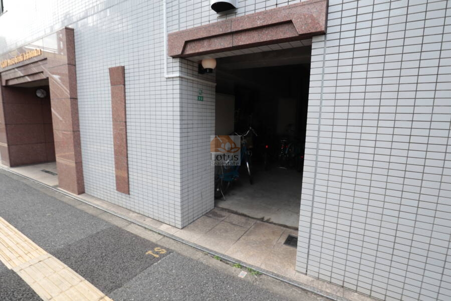 クリオ武蔵関壱番館の共用部：駐輪スペースです。安全性と動線のわかりやすさが確保されています。