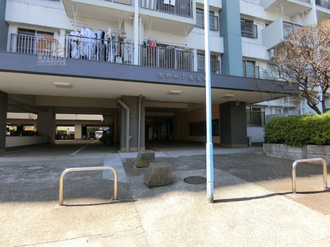 北砂四丁目住宅外観共用部27｜エントランスです。大規模マンションですのでエントランスは２か所あります。管理体制は良好なようで、整然としています。