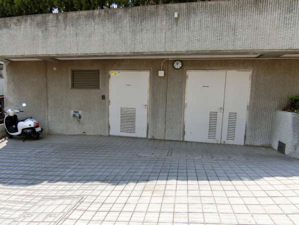 目白ガーデンハイツ外観共用部9｜一本入った路地にある共用施設の様子。