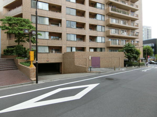 裏手に目を転じてみましょう。こちらはパシフィック西早稲田の駐車場の入り口です。ダストスペースも裏手にあり、清掃車もこちらに横付けされます。