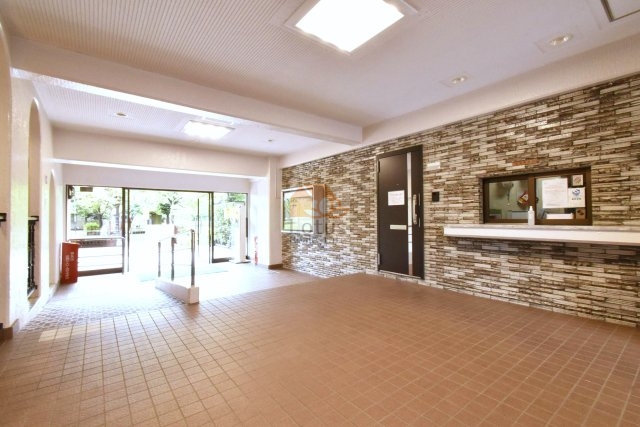 扇サンハイツ共用部1｜壁面には石材を使用したモダンな装飾が施されています。