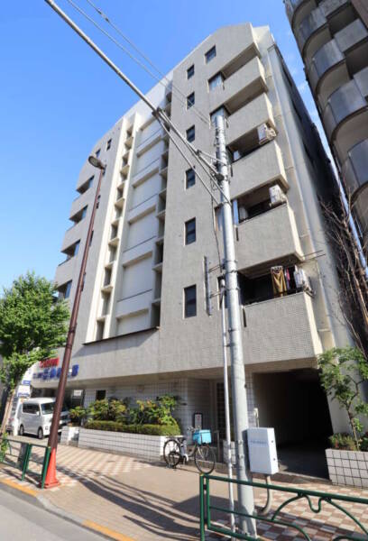 パールマンション亀戸外観2｜パールマンション亀戸は白を基調としたタイル張りの外観をしており、完成は1982年3月で地上8階にあり、合計26戸となっています。また、東武亀戸線と快適な通勤や学校へのアクセスがあります。