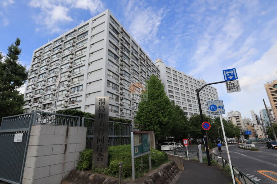 湯島ハイタウン外観1｜湯島ハイタウンは、春日通りに面した、16階建ての大きなマンションです。