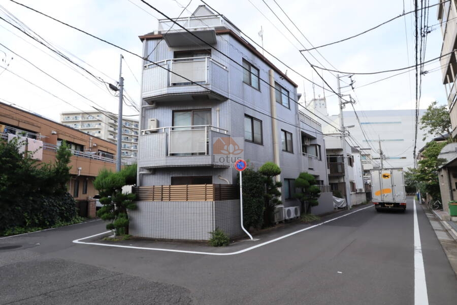グランレーヴ桜台外観1｜グランレーヴ桜台は環状七号線と目白通りを一本入った住宅地にあります。４階建ての小規模マンションですが、管理はしっかりなされています。