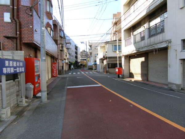 ランドール根岸アプローチ6｜住宅地の中を進みます。