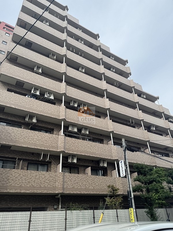 ライオンズプラザ本蓮沼を初めて見上げたとき、落ち着いたタイル張りの外観が印象的でした。バルコニーにはエアコンの室外機が並び、日常の生活感が漂っていますライオンズプラザ本蓮沼は、平成5年築、14階建てのマンションです。