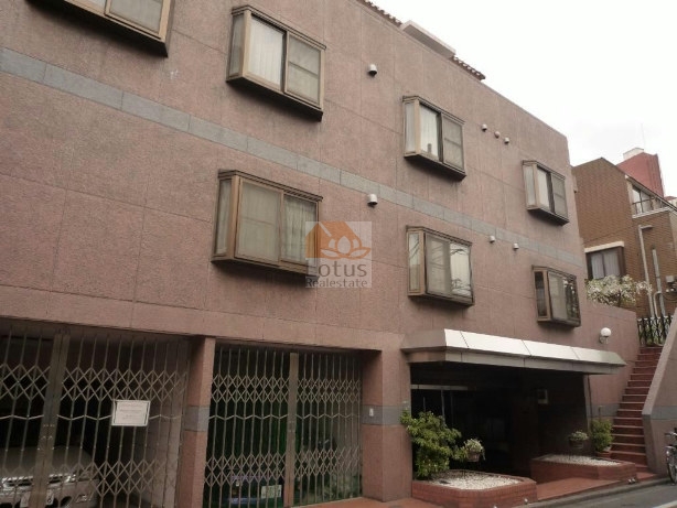 ＧＳハイム小石川外観 (1)｜5階建の低層フォルムが住宅街に溶け込み、街並みに穏やかに寄り添っています。敷地の正面にはゆとりあるスペースが広がり、日当たりのよさと安心感が印象に残ります。