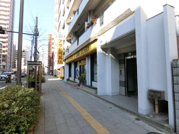 大塚アーチェリーマンション外観共用部3｜春日通りに面した立地です。